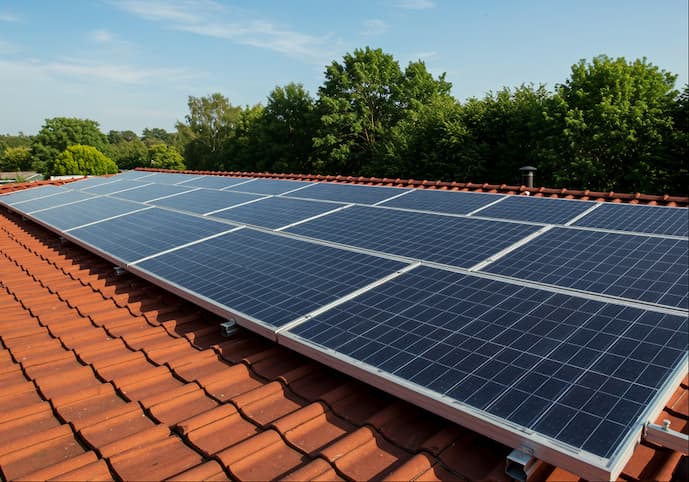 Economize com painel solar em telhado: solução sustentável para empresas e indústrias